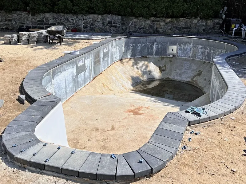 New bullnose paver coping set before the liner